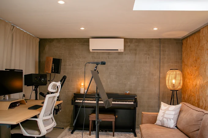 Zangstudio in Tilburg met piano en microfoon airo bureau en bank