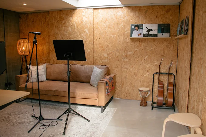 Gitaren in de zangstudio aan de Vigiliusstraat in Tilburg